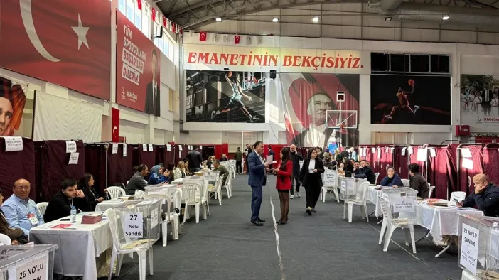 İzmir Barosu'nda Sandık Heyecanı: 14 Bin 670 Avukat Yeni Başkan İçin Oy Kullanıyor