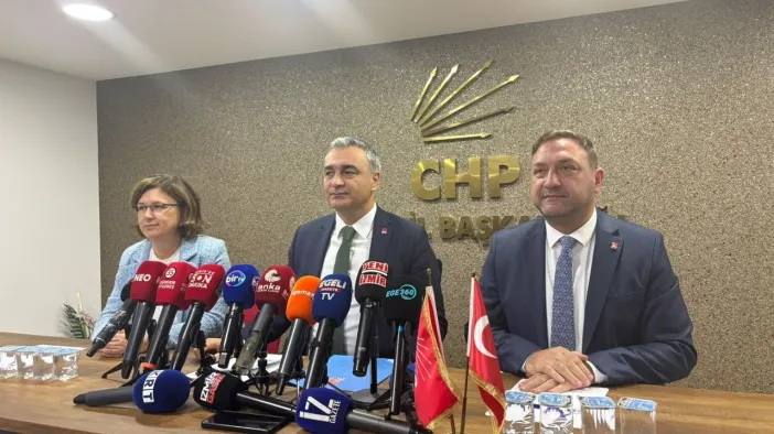 CHP Sözcüsü Müslim Sarı, İzmir'de Özgür Özel’i Ve Cemil Tugay'ı Hedef Aldı: “Hangi Başarısına Göre Aday Yaptılar?”