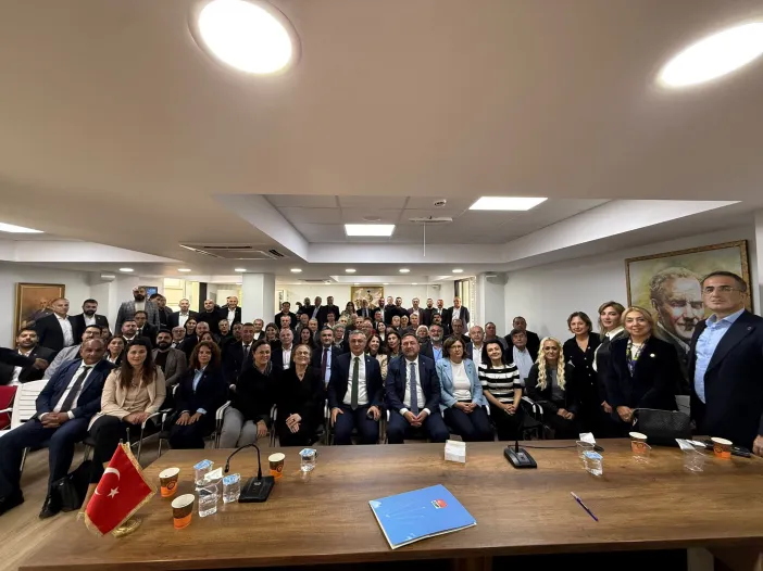 CHP İzmir'de Kritik Zirve: Belediye Meclis Üyeleri İl Başkanlığında Bir Araya Geldi!