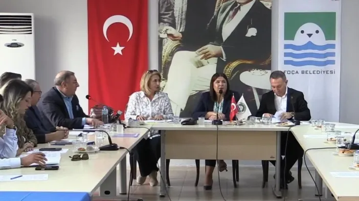 Foça Belediyesi’nde Bütçe Uzlaşısı Sağlandı Ancak Parti Değiştirme Tartışması Alevlendi!
