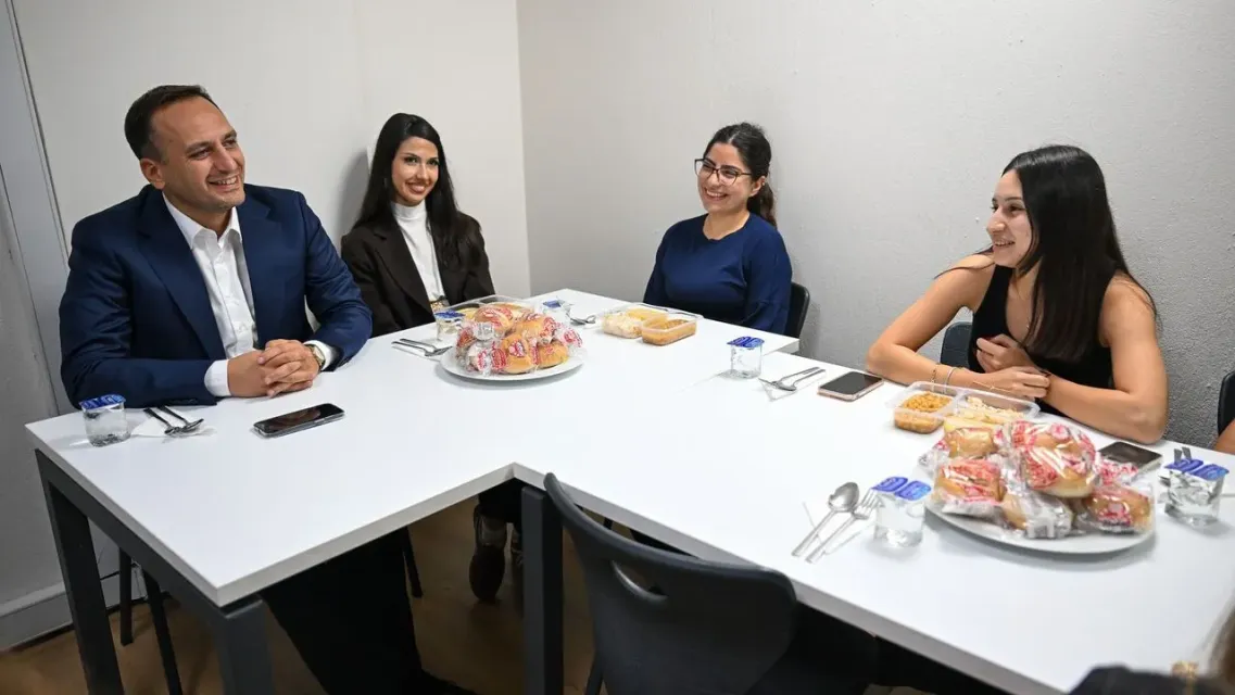 Bornova Belediye Başkanı Ömer Eşki'den Öğrencilere Anlamlı Ziyaret: "Ben Sadece Belediye Başkanı Değil, Sizin Abinizim"