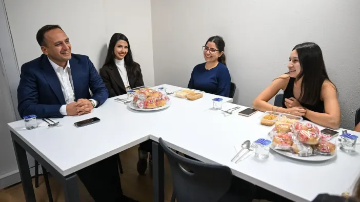 Bornova Belediye Başkanı Ömer Eşki'den Öğrencilere Anlamlı Ziyaret: "Ben Sadece Belediye Başkanı Değil, Sizin Abinizim"