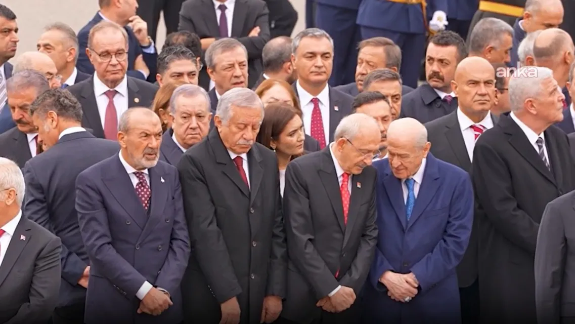 Kılıçdaroğlu ve Bahçeli Anıtkabir'de Uzun Süre Sohbet Etti