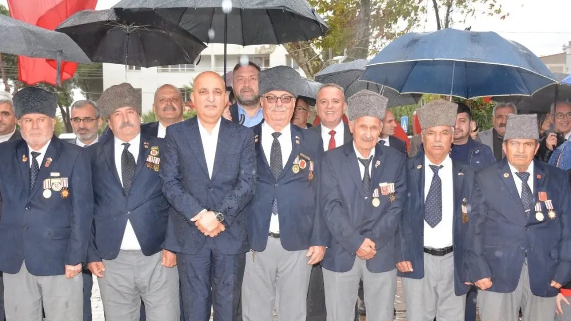 CHP’li Mahir Polat Kiraz’da Örgüt ve Esnafla Buluştu: 29 Ekim Çelenk Törenine Katıldı