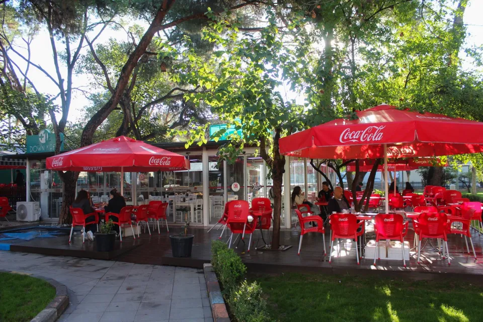 Bornova’da Engelleri Aşan Buluşma Noktası: +1 Down Kafe Yenilenen Yüzüyle Hizmette